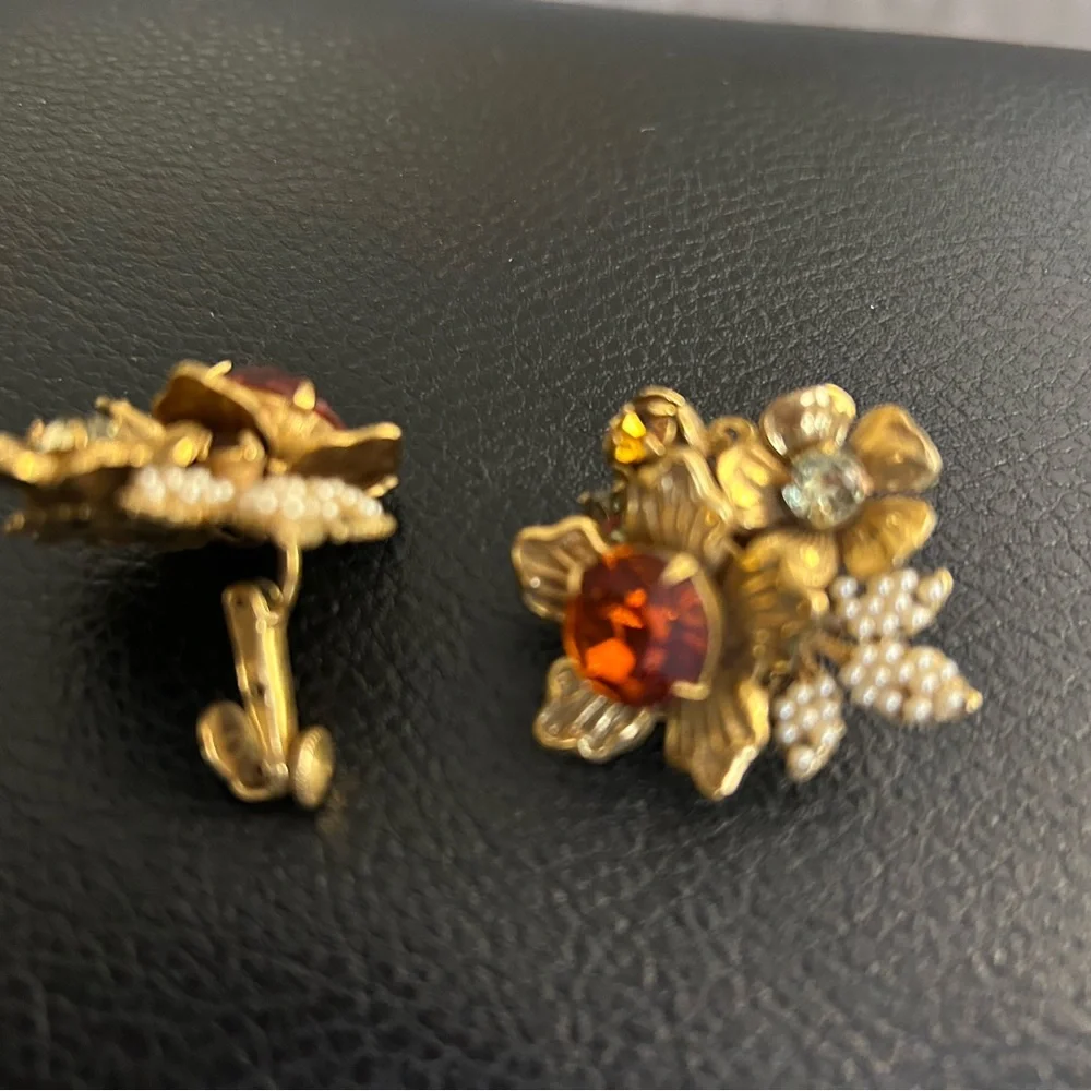 VINTAGE VENDOME AMBER RHINESTONE FAUX PEARL FLOWER BRACELET AND CLIP EARRINGS. - Picture 3 of 7